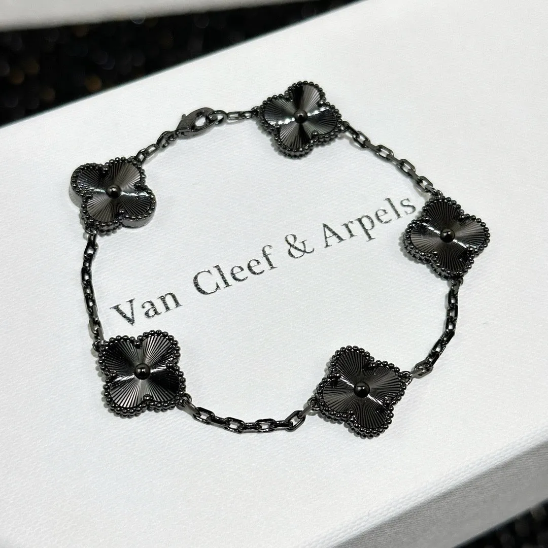 JW819 VCA Vintage Alhambra Bracelet