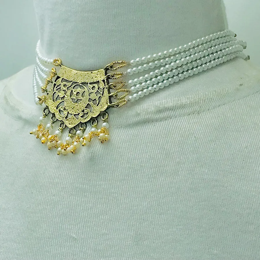 Pearls Beaded Chain Necklace With Golden Metal Motif